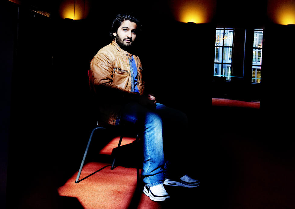 FERSKING: Nader Khademi ble skuespiller fordi han f�r kick av � st� p� scenen. N� har han lagt gullegget og blitt ansatt p� Nationaltheatret. Foto: Siv Johanne Seglem
