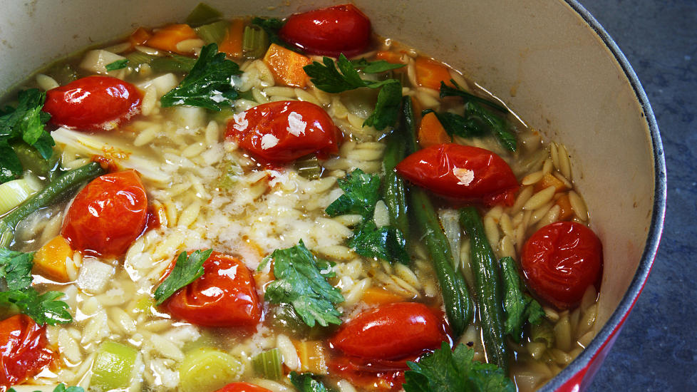 Supper�d; Kok den italienske gr�nnsakssuppa to ganger - da f�r du en god kraft som de friske gr�nnskaene kan trekke i. Foto: Mette Randem.