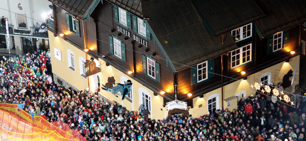 SILVER BULLET BAR:  Det mest popul�re utestedet i Bad Gastein. Her flokker folk seg i gatene utenfor baren p� et Red Bull Play Street Event.  Foto: ALPEREISER