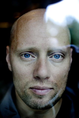 TUNG TID: Aksel Hennie takler sorgen etter brorens d�d, samtidig som han er aktuell med filmen �Hodejegerne� som hadde premiere i g�r. Foto: Adrian �hrn Johansen/ DAGBLADET