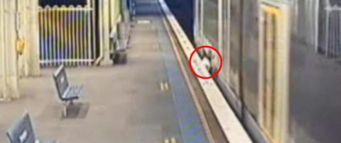 Her er 13-�ringen fanget mellom plattformen og lyntoget