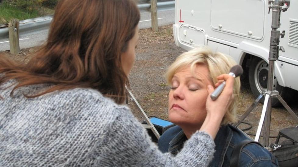 BOBIL: Kristin Halvorsen blir sminket klar foran bobilen til den interaktive velgerfilmen partiet n� lanserer. Foto: SV