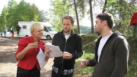 INSTRUKSJONER: S�nn ser det ut n�r statsr�der skal �ve inn filmreplikker. Audun Lysbakken blir h�rt av SV-leder Kristin Halvorsen. Foto: SV