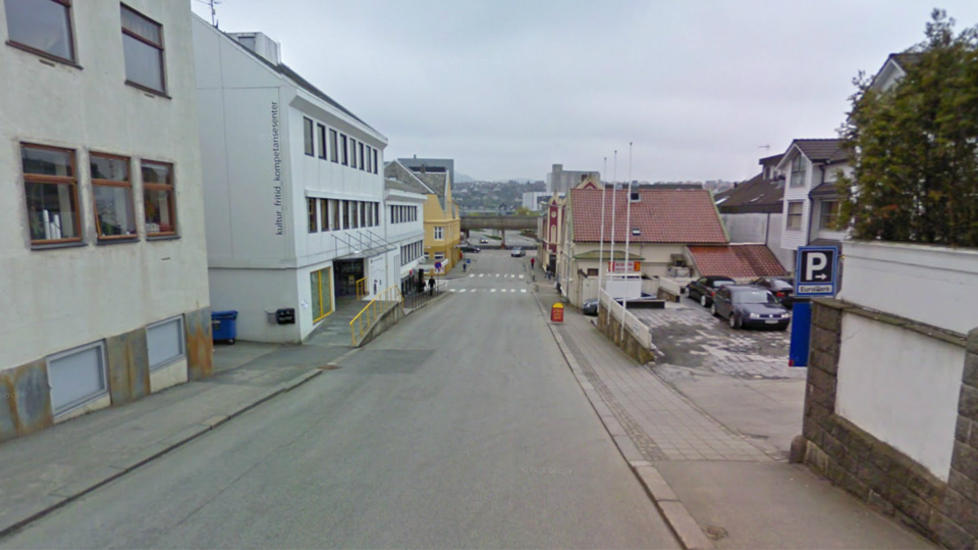 PÅ ÅPEN GATE: I denne Olav Kyrres gate i Sandnes ble flere personer vitne til at et par hadde sex ved 19-tiden i går.- En mann og en dame, begge voksne, hadde litt for mye «kos» uten klær på åpen gate, sa Trygve Ravndal ved Rogaland politidistrikt i går. PÅ ÅPEN GATE: I denne Olav Kyrres gate i Sandnes ble flere personer vitne til at et par hadde sex ved 19-tiden i går.- En mann og en dame, begge voksne, hadde litt for mye «kos» uten klær på åpen gate, sa Trygve Ravndal ved Rogaland politidistrikt i går.