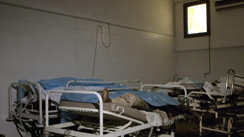 GRUFULLT: - Det er som i en skrekkfilm, men dette er ekte, sier Al Jazeeras reporter. Dette er scenene som m�ter dem som bes�ker sykehuset i Abu Salim. Foto: Giulio Petrocco/AP/Scanpix
