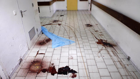 HARDE KAMPER: Sykehuspersonalet flyktet da sykehuset havnet midt i en krigssone. Dermed ble skadde pasienter forlatt for � d�. Foto: Youssef Boudlal/Reuters