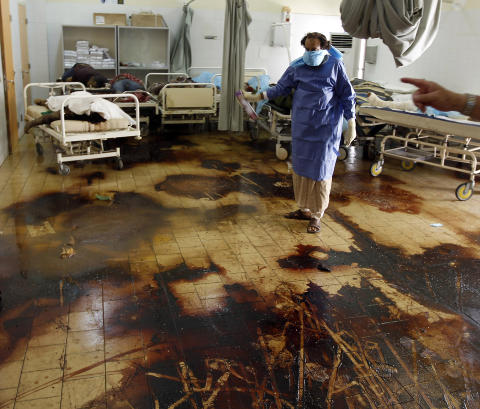 LIKLUKT: Lukta p� sykehuset er sv�rt preget av at hundrevis av lik har ligget og r�tnet der i n�rmere ei uke. Her sprayes luftfrisnker i ett av rommene. Foto: Goran Tomasevic/Reuters/Scanpix