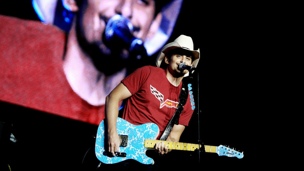 NUMMER �N: Den amerikanske countrystjerna Brad Paisley er st�rst og best. I g�r gjestet han Oslo Spektrum. Foto: Christian Roth Christensen / Dagbladet