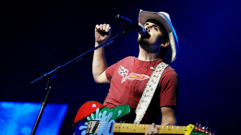 COUNTRYPLANKEN: Brad Paisley bytter ofte gitarer, men sjelden merke. Stort sett er han trofast mot �countryplanken�, Fender Telecaster. Foto: Christian Roth Christensen / Dagbladet