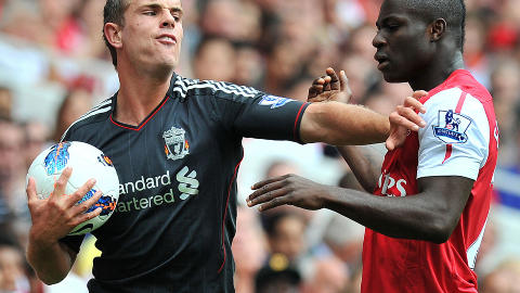 LIVERPOOL: Jordan Henderson i duell med Arsenals Emmanuel Frimpong. Henderson kostet Liverpool i underkant av 20 millioner pund. Foto:AFP PHOTO/CARL DE SOUZA.
