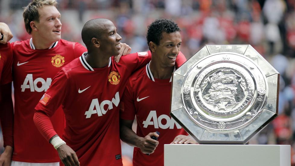 PENGEBRUK: Manchester Uniteds Phil Jones (fra venstre) og Ashley Young har hatt en fin start p� sesongen etter overgangen i sommer. Her st�r de sammen med Nani etter seieren i FA Community Shield. Foto:  EPA/KERIM OKTEN