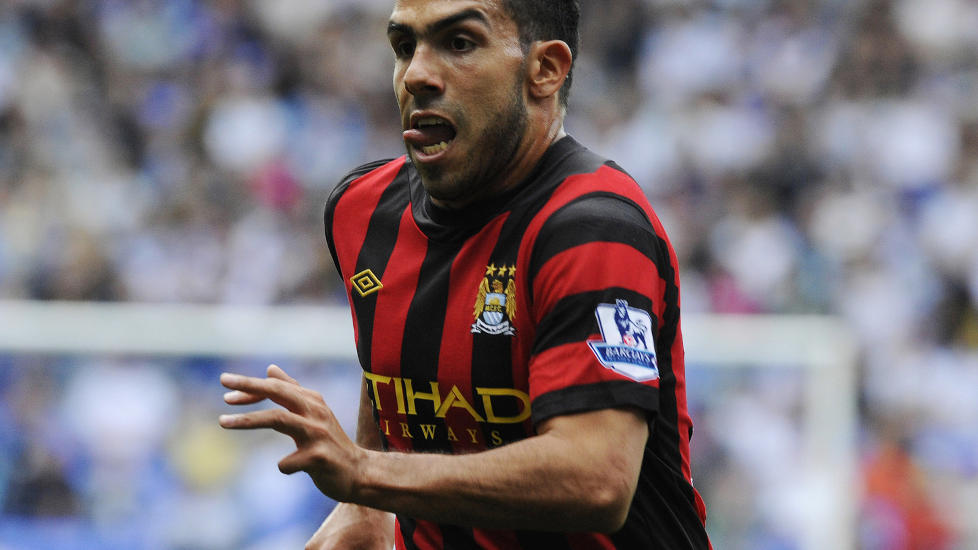 BLIR HAN I ENGLAND?: Manchester Citys Carlos Tevez har �nsket seg vekk. N� sier City-trener Roberto Mancini at familien til spissen er p� plass i Manchester .Foto: REUTERS/Nigel Roddis