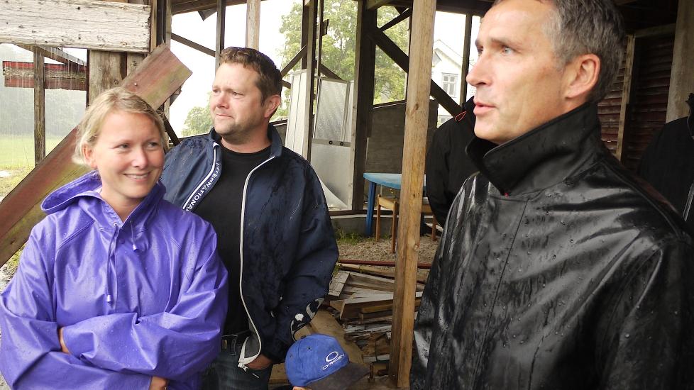 FIKK M�TE JENS: Britt Bj�rnstad og Kjell Tveitereid m�tte Jens Stoltenberg etter at han m�tte lande p� grunn av uv�r. Foto: Per Kr. Lunden