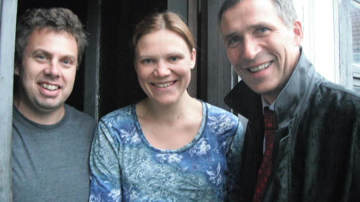 LANDET P� JORDET: Vidar J�rgensen og kona Ruta Pinne fikk et overraskelsesbes�k av Jens Stoltenberg i dag. Foto: Per Kristian Lunden