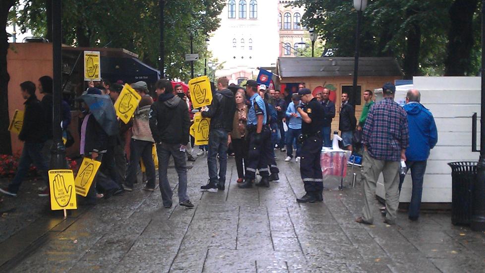 ANGREPET: SOS Rasisme-demonstranter g�r helt opp til Kristent Samlingspartis valgbod under en demonstrasjon. Leserbilde: Ola Thoresen