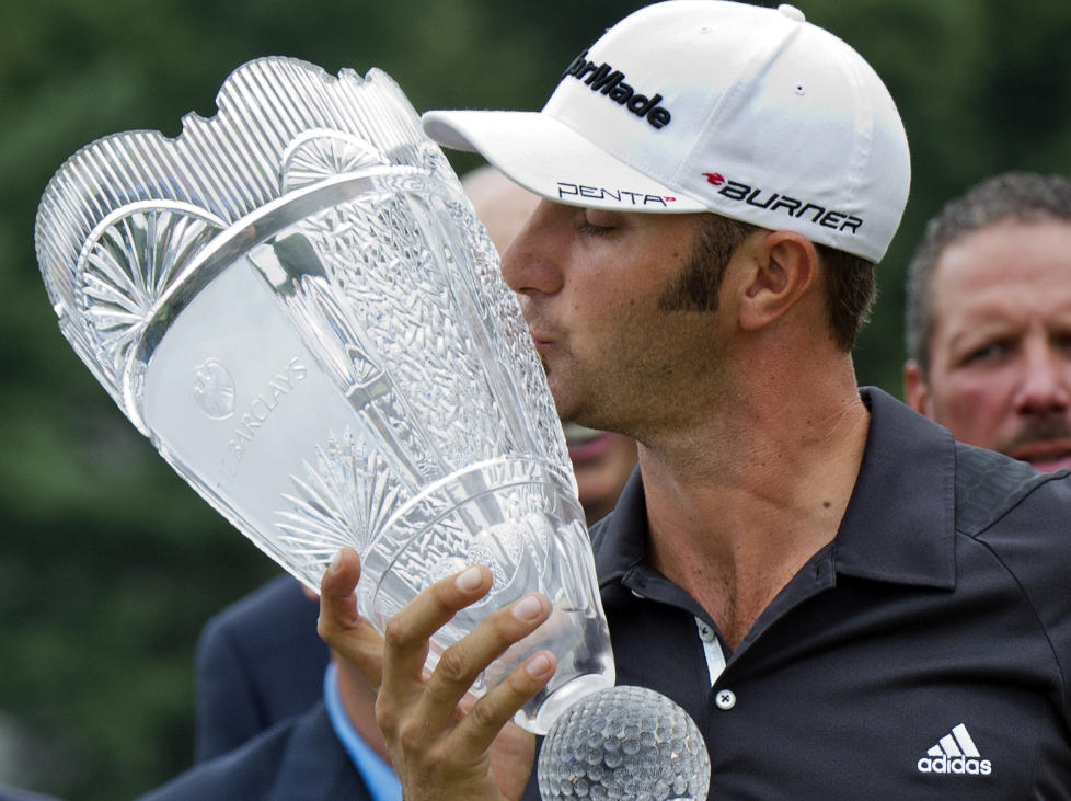 KOPIERTE WOODS: Dustin Johnson ble k�ret til vinner av PGA-turneringen i Edison i New Jersey da orkanen �Irene� ventede herjinger i omr�det gjorde at avslutningsrunden ble avlyst.Foto: SCANPXI/REUTERS/Ray Stubblebine