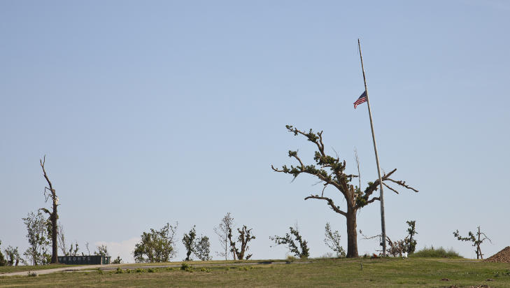 SYMBOL: Flagget som vaier i vinden fra ei b�yd flaggstang st�r som symbol og minnesmerke over tornadoens herjinger s�ndag den 22. mai i �r. Foto:Per Fl�the/Dagbladet
