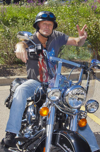 VIKTIG � GI: Musiker og artist Svein Lindland fra Mandal gj�r USA p� en Harley-Davidson. Han synes det er viktig � gi til folk som trenger hjelp. Foto: Per Fl�the/Dagbladet