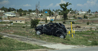 EKSEMPEL: Denne bilen er et grelt eksempel p� hva en tornado kan gj�re med kj�ret�y. 18000ble vrak etter tornadoen i Joplin. Foto: Per Fl�the/Dagbladet