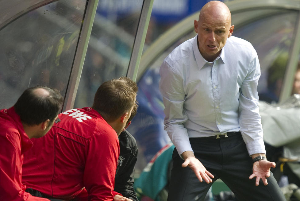 SINT SEIERHERRE: St�le Solbakken jublet etter sin f�rste seier i Bundesliga. Underveis i 4-3-seien mot Hamburger var han frustrert p� egne spillere. Foto: SCANPIX / AFP PHOTO / ODD ANDERSEN