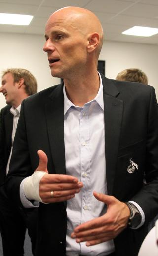 BANDASJERT: Slik kom Solbakken ut i pressesonen etter K�ln-seieren mot Hamburg. Foto: Eduard Bopp.