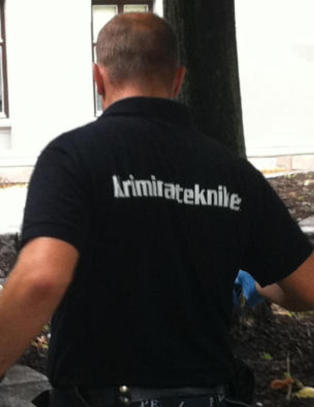 Kvinne overfalt og voldtatt i trappeoppgang av to maskerte menn