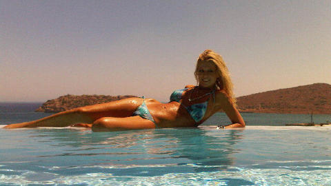 P� BRYLLUPSREISE: Tara Reid viste frem sin slanke kropp p� Santorini tidligere denne m�neden. Foto: Stella Pictures