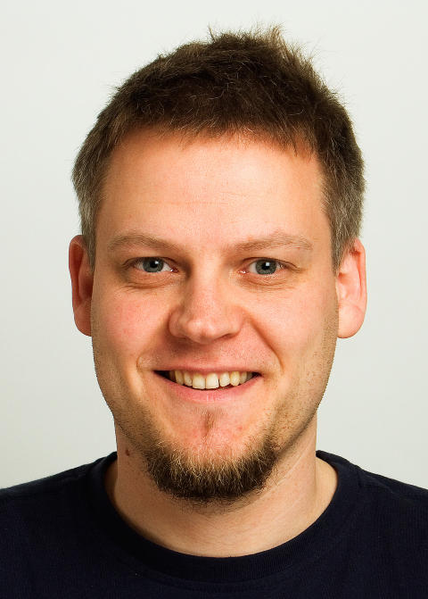 FORSKER P� DATASPILL: Alf Inge Wang ved NTNU forteller om dataspill som brukes til oppl�ring og rekruttering av soldater. Unders�kelser viser at de blir mer treffsikre i virkeligheten etter � ha spilt spill. Foto: Kai Torgeir Dragland, NTNU