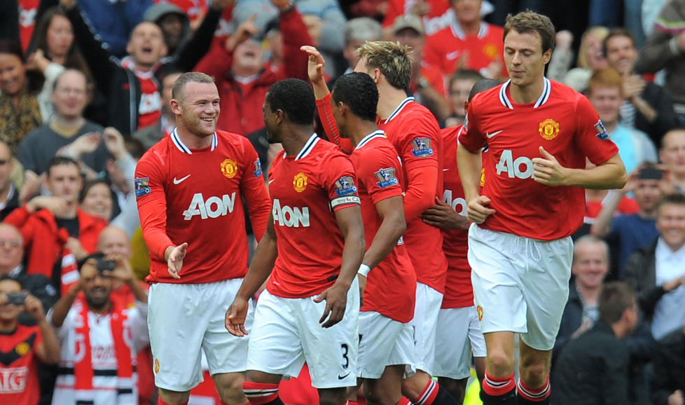 SCORET TRE: Wayne Rooney scoret tre av Uniteds �tte m�l mot Arsenal og gratuleres av lagkameratene. Foto: AFP PHOTO/ANDREW YATES