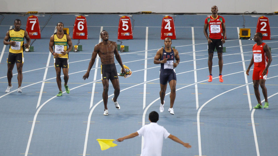 SINT SPRINTER: Usain Bolt dro av seg tr�ya i skuffelse da han forsto at gullsjansen r�k f�r han kom i gang p� 100 m i Daegu. Foto: REUTERS/Max Rossi