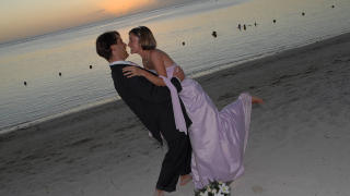 STRANDBRYLLUP: Mange dr�mmer om � gifte seg p� Mauritius. Det tyske paret Michaela og Edvard Sp�rling ga hverandre sitt �Ja!� p� Sugar Beach. Foto: EIVIND PEDERSEN