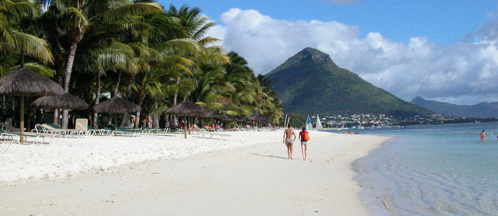 FORLOKKENDE: Krystallklart vann, kritthvite strender og deilig temperatur �ret rundt. Foto: EIVIND PEDERSEN