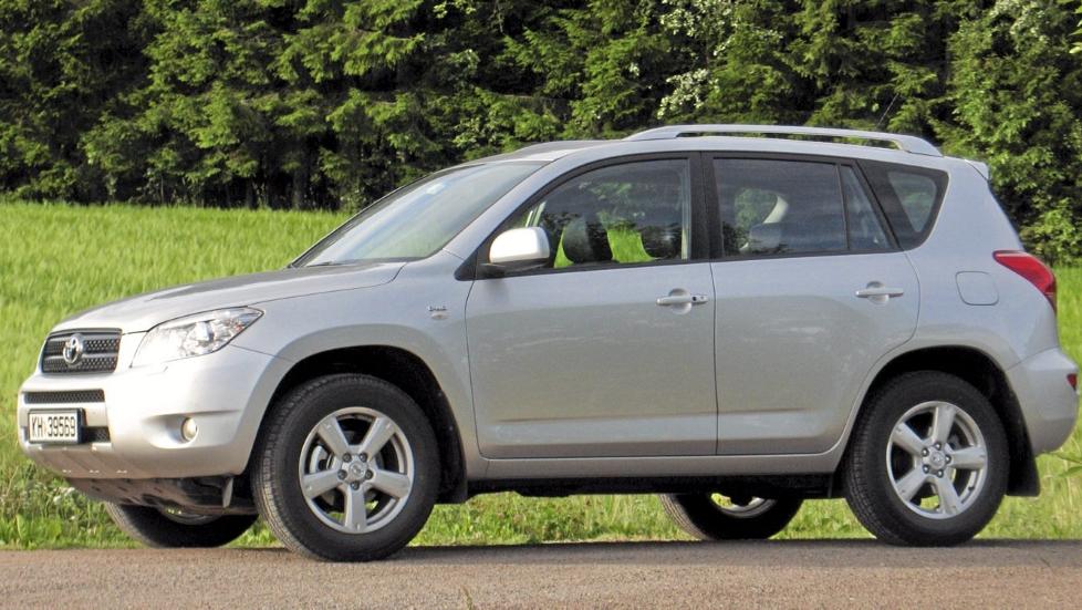 KOMPAKT: Bilen er ikke av de lengste SUV-modellene, noe som gir middels plassforhold i baksetet og bagasjerommet. Foto: Terje Bj�rnsen