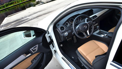 DYRT OGS�: Tyske og svenske biler er verstingene n�r det kommer til kostbart ekstrautstyr. Denne Mercedesen til en snau halvmillion har utstyr for snaut 230 000 kroner i tillegg, uten at den ser spesielt mer p�kostet ut enn mange Mercedes-kj�pere forventer. Foto: ANDREAS HANDELAND