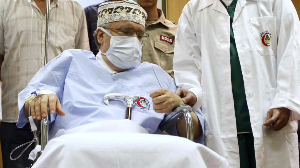 - I KOMA:  Abdel Basset al-Megrahi, her fotografert i en rullestol i 2009, skal v�re i ferd med � d�, if�lge familien. Foto: REUTERS/Ismail Zetouny/Scanpix