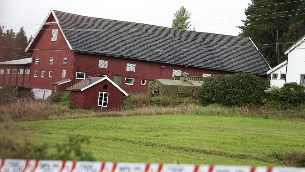 BOMBEG�RDEN:  N� starter politiet nye unders�kelser p� g�rden som tilh�rte terrorsiktede Anders Behring Breivik. Mannskaper fra Forsvaret satte i dag opp telt p� g�rden. Foto: Christian Roth Christensen