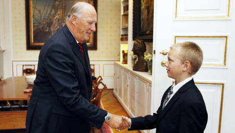  M�TE P� SLOTTET:  Kong Harald og H�kon Bolle hilser p� hverandre p� Slottet mandag. FOTO: LISE �SERUD, SCANPIX.