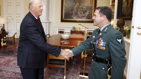  M�TE P� SLOTTET:  Kong Harald  mottok i audiens p� Slottet mandag kaptein J�rg Lian i forbindelse med tildelingen av Krigskorset med sverd. FOTO: LISE �SERUD, SCANPIX.