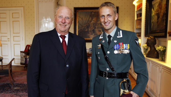  M�TE P� SLOTTET: . Kong Harald  mottok i audiens p� Slottet mandag oberst Eirik Johan Kristoffersen i forbindelse med tildelingen av Krigskorset med sverd. FOTO: LISE �SERUD, SCANPIX.