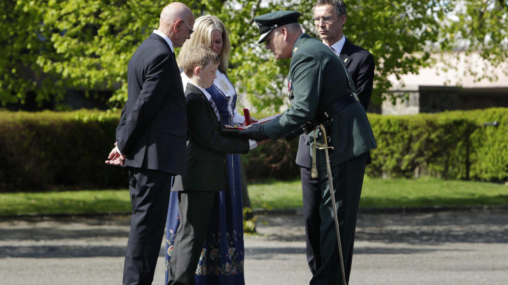  SEREMONIEN:  Kong Harald fikk ikke v�re tilstede da Bj�rg Gjestvang og s�nnen H�kon tok imot krigskorset med sverd s�ndag p� vegne av ektemannen og faren Trond Andr� Bolle p� Akershus Festning 8. mars i �r. Det var forsvarssjef Harald Sunde og statsminister Jens Stoltenberg som utmerkelsen post mortem. FOTO: ERLEND AAS, SCANPIX.