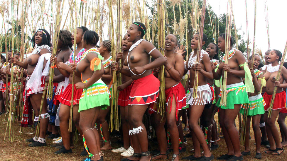 JOMFRU-SEREMONI: Hvert �r samler tusenvis av angivelige jomfruer seg for � danse toppl�s foran kong Mswati III. Foto: AFP/Jinty Jackson/Scanpix