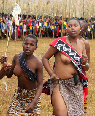 H�P OM � BLI KONGELIG: Foreldre i Swaziland velger ut sine vakreste d�tre for � delta p� jomfru-seremonien i h�p om at de kan bli en del av kongefamilien. Foto: AFP/Jinty Jackson/Scanpix
