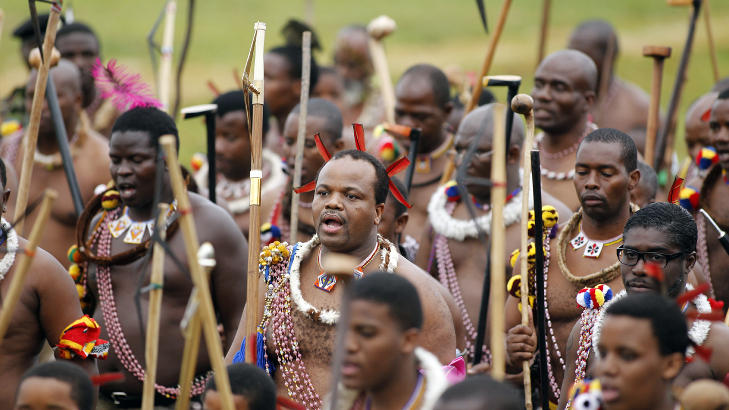 HAR VALGT SEG UT KONER: Swazilands kong Mswati III (i fokus) har tidligere valgt seg ut koner p� den �rlige jomfru-festivalen. Han har hittil 13 koner. Foto: Reuters/Siphiwe Sibeko/Scanpix