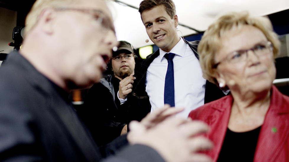 LITEN TRO P� FRP-DR�M: Knut Arild Hardeide (KrF) har litne tro p� Frps dr�m om norske veier uten bompenger. Her st�r Per Sandberg (Frp) og samferdselsminister Magnhild Meltveit Kleppa (Sp) i forgrunnen etter TV2s debattprogram M�t folket i Spikersuppa i kveld.
Foto: Stian Lysberg Solum / SCANPIX