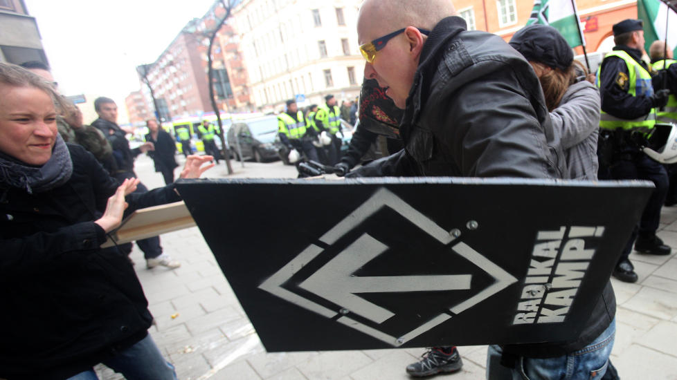 VOLDELIG: Her en demonstrant fra Svenska motst�ndsr�relsen i kamp med en motdemonstrant under en demonstrasjon i Stockholm. En norsk lege jobbet for organisasjonen. Foto: Fredrik Persson / Scanpix