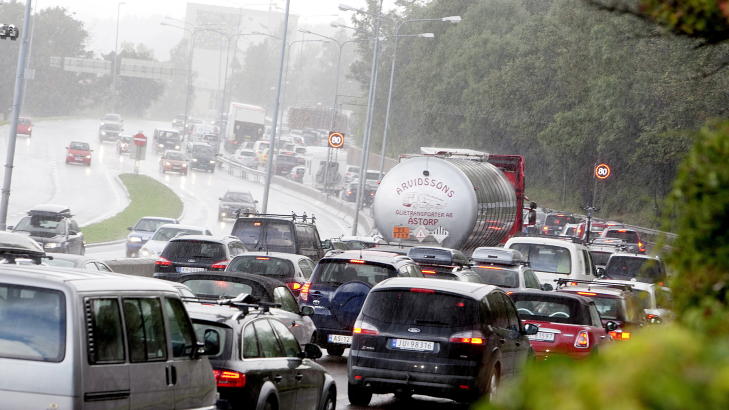  HJEM FRA JOBB - SIST MANDAG ETTERMIDDAG:  Ettermiddagsk� p� E18 p� vei vestover ut av Oslo, ved Sk�yen mandag ettermiddag.
FOTO: STIAN LYSBERG  SOLUM, SCANPIX.
