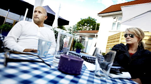 Sl� sammen: Steinar Vigdal (45) og Catharina Christensen (37) mener at hele Svelvik kommune b�r legges ned. De vil heller v�re en bydel i Drammen. Foto: Christian Roth Christensen