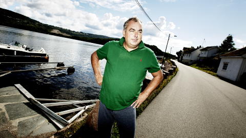 Udugelige: Per-Thore Falkendal Nilsen bor i vannkanten i den idylliske vestfoldbyen. Han mener udugelige politikere m� ta skylda for kommunens problemer.
Foto: Christian Roth Christensen