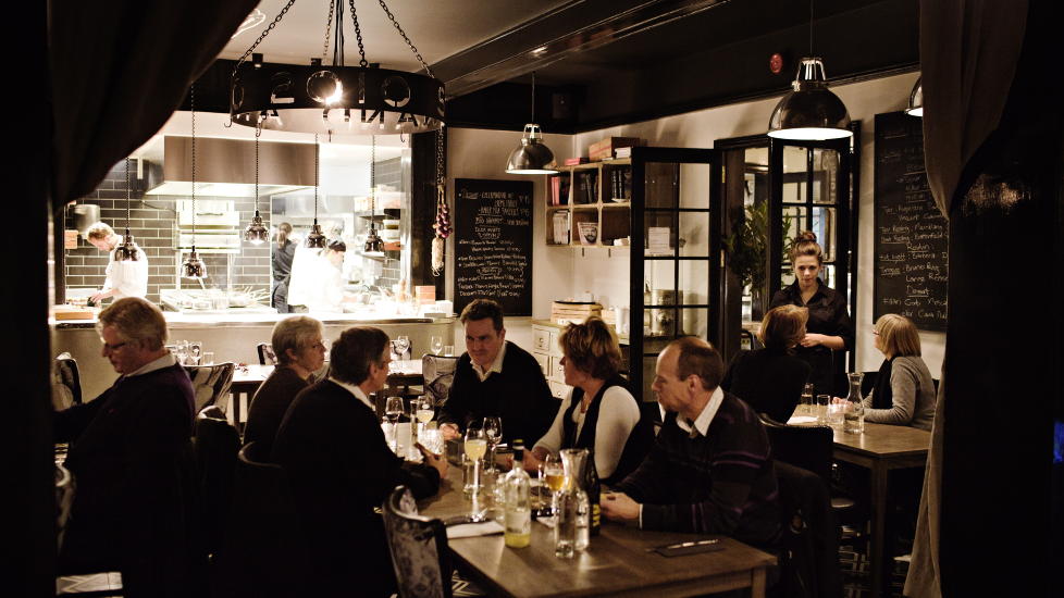 Ekstrem makeover: Strand Restaurant p� Stabekk er modernisert &mdash; b�de n�r det gjelder interi�r og meny.
