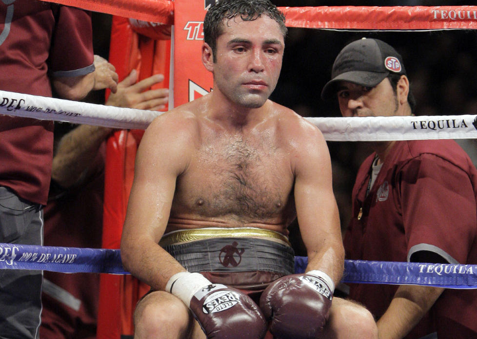 VANSKELIG TID: Her har Oscar De La Hoya tapt kampen mot Manny Pacquiao in Las Vegas i 2008.  Ikke s� lenge etter la han opp. Foto: AP/Jae C. Hong